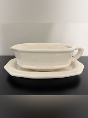 Pfaltzgraff Gravy Boat with Plate
